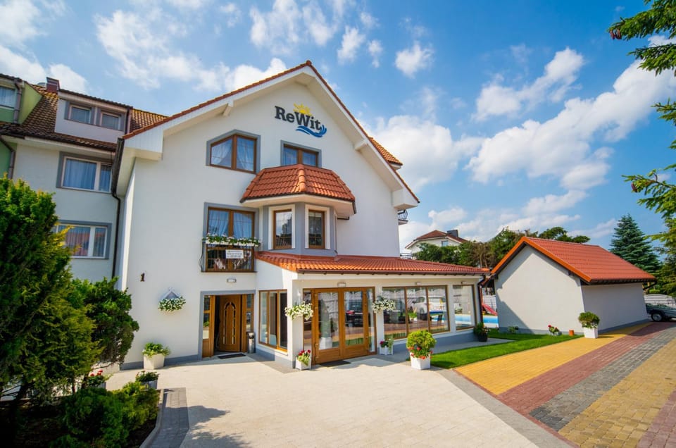 Property building, Facade/entrance, Property logo or sign