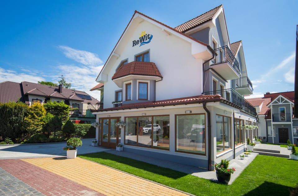 Property building, Restaurant/places to eat, Facade/entrance, Spring, Day, Summer, Garden, On site, Swimming pool, Breakfast