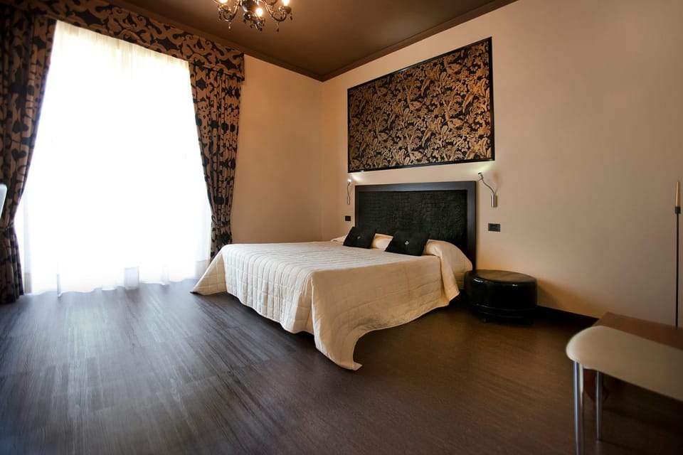 Bed, Day, Garden, Photo of the whole room, Decorative detail, Bedroom, Text overlay, Lake view