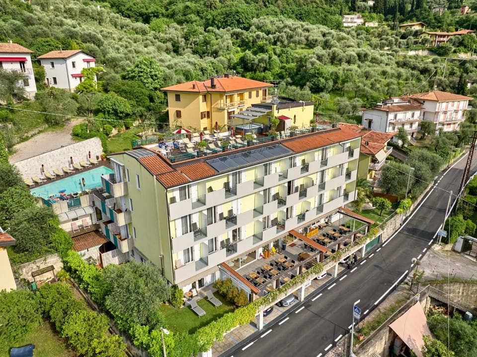 Property building, Restaurant/places to eat, Spring, Day, Natural landscape, Bird's eye view, Swimming pool, Breakfast, Location