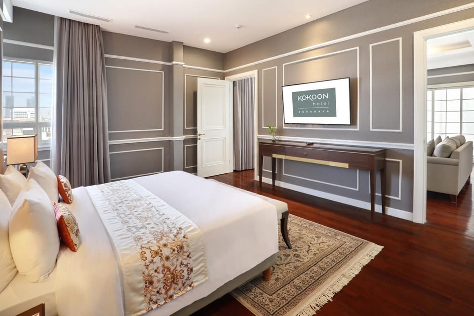 Bed, TV and multimedia, Living room, Seating area, Bedroom