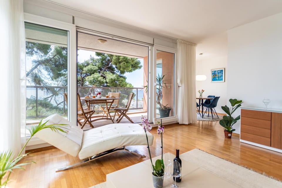 Azure Horizon - Sea View & Free Parking Apartment in Split