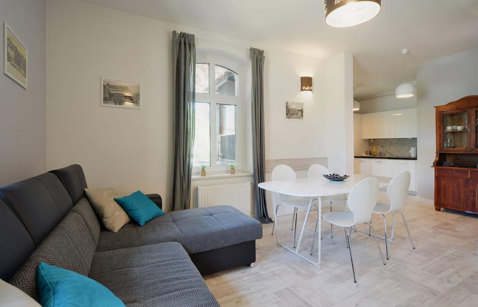 Kitchen or kitchenette, Seating area