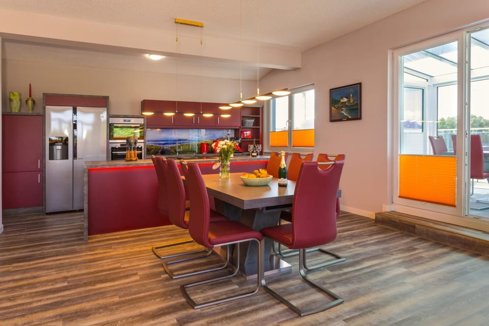 Kitchen or kitchenette, Dining area