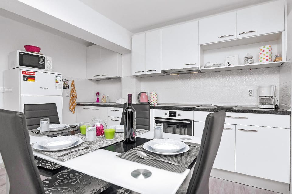 Kitchen or kitchenette, Dining area