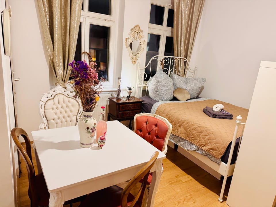 Bed, Living room, Dining area, Bedroom, towels