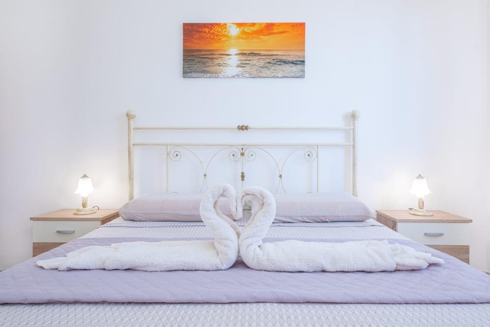 Bed, Photo of the whole room, Bedroom, towels