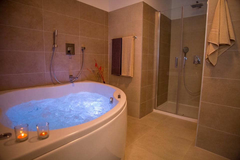 Shower, Hot Tub