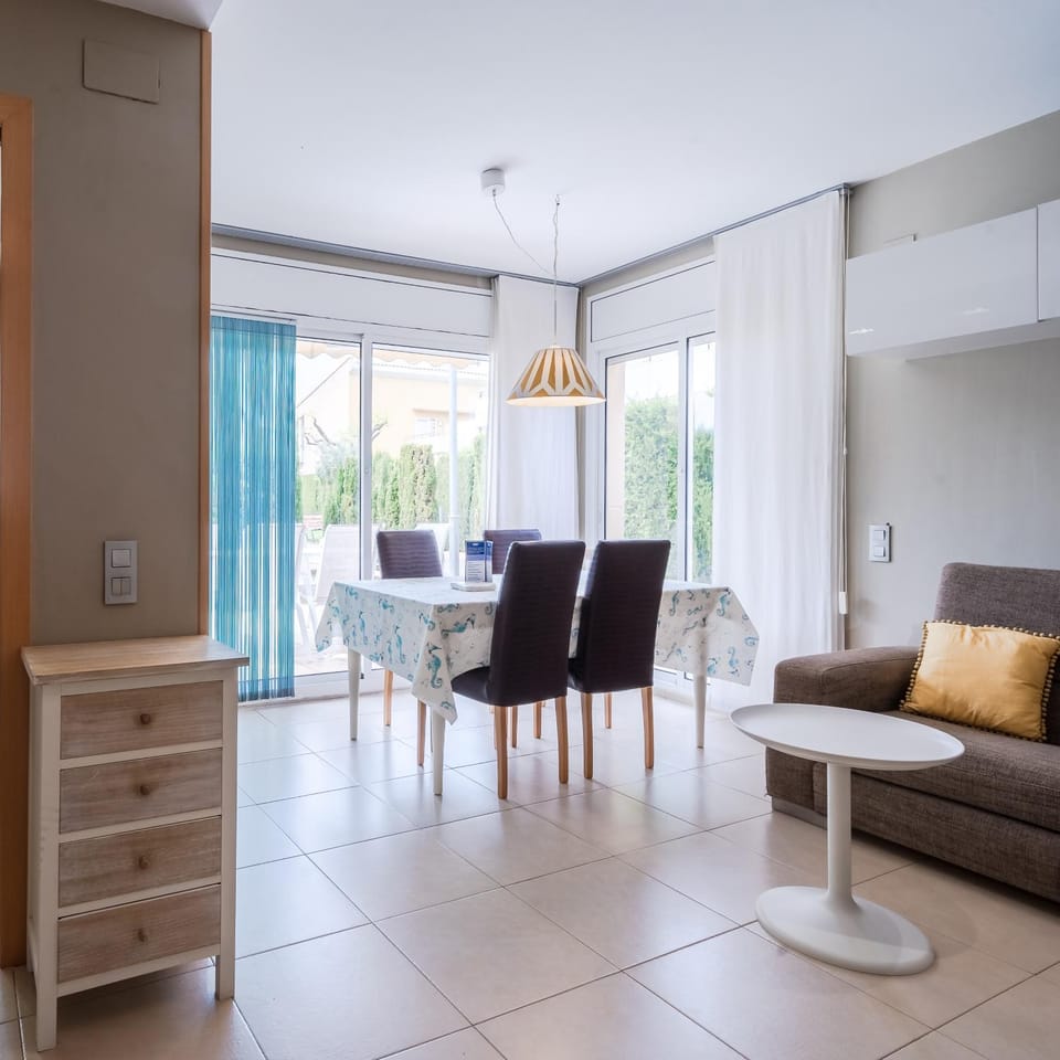 Living room, Seating area, Dining area
