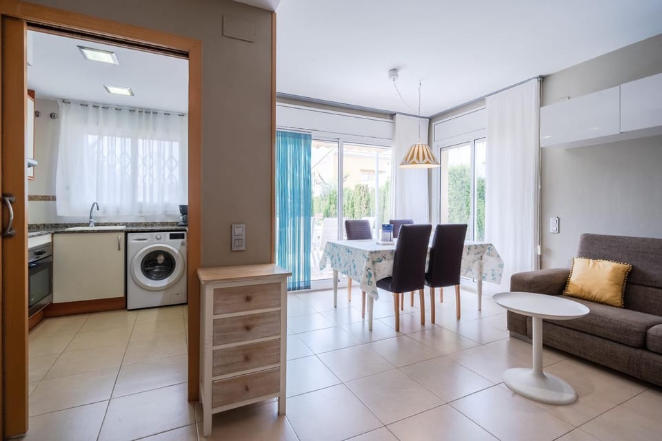 Kitchen or kitchenette, Living room, Seating area, Dining area, dishwasher, minibar, pet friendly, stove, washing machine