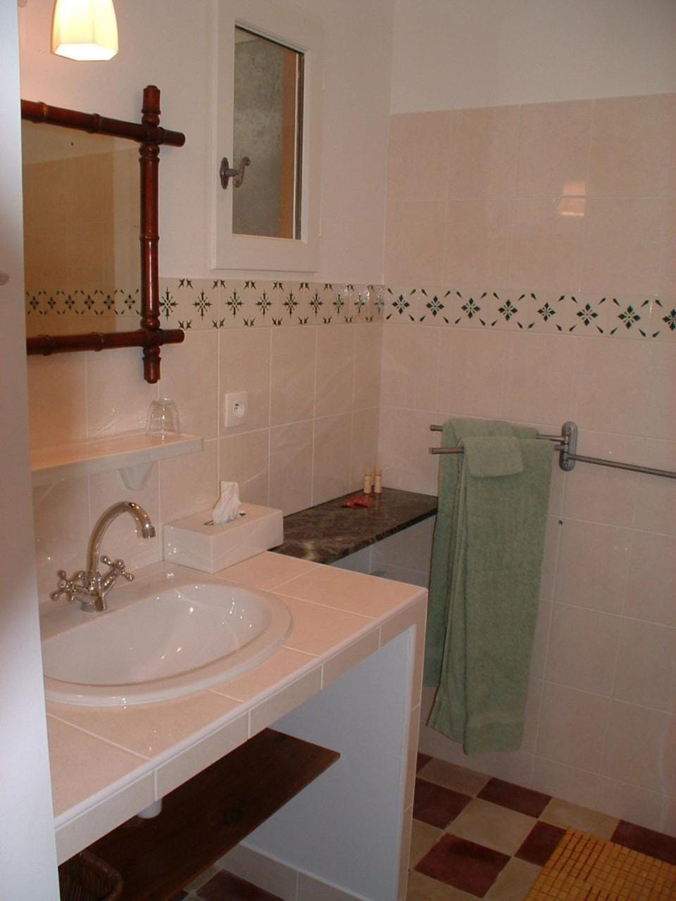 Shower, Coffee/tea facilities, hair dryier, storage, towels