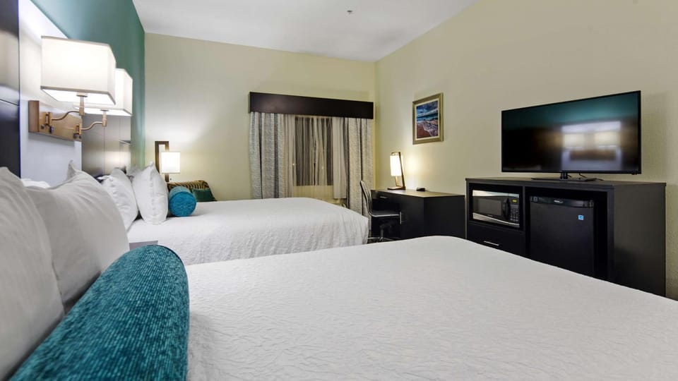 TV and multimedia, View (from property/room), Living room, Decorative detail, Seating area, Bedroom, On site