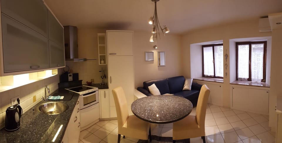 Kitchen or kitchenette, Living room