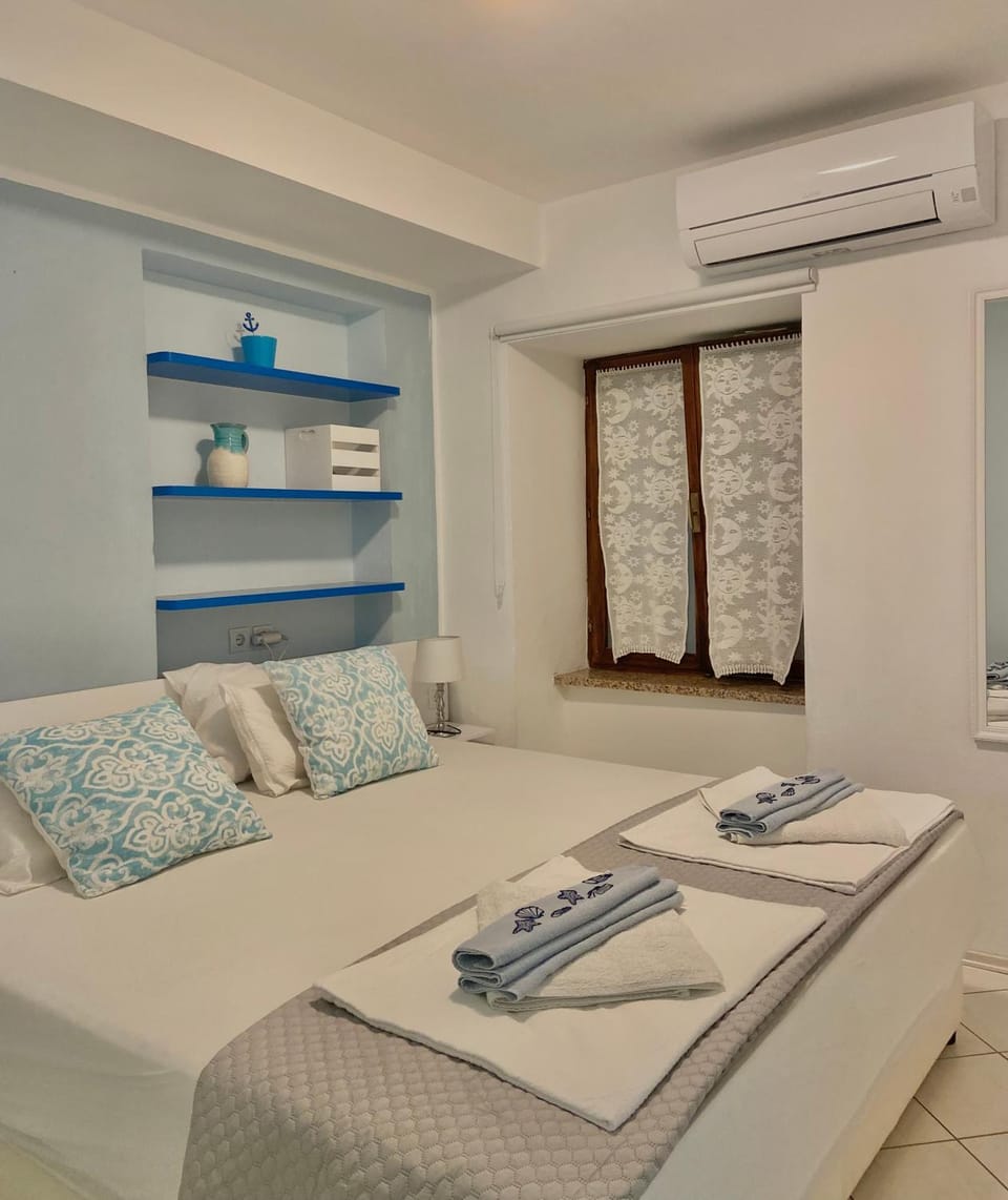 Bedroom, air conditioner