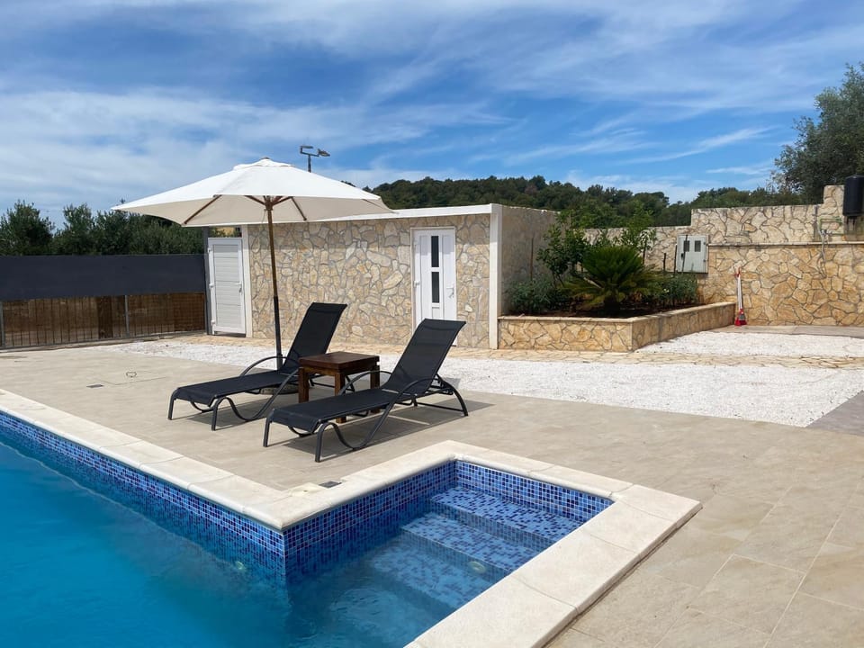 Holiday Home Cerim House in Okrug Gornji