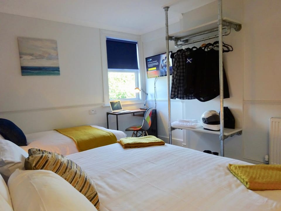 Bed, TV and multimedia, Bedroom