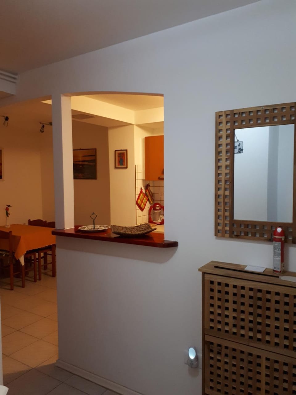Kitchen or kitchenette, Dining area