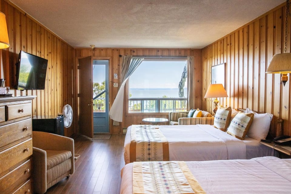 Hotel La Roche Pleureuse Hotel in Maine