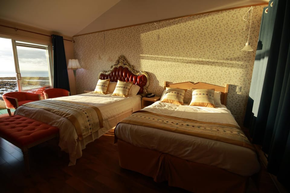 Hotel La Roche Pleureuse Hotel in Maine