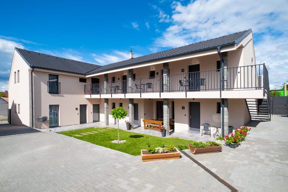 Property building, Balcony/Terrace, Garden view
