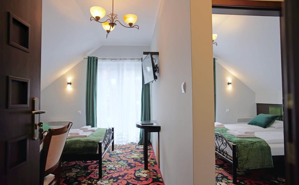 Bed, TV and multimedia, View (from property/room), towels