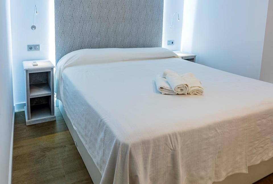 Bed, Bedroom, towels