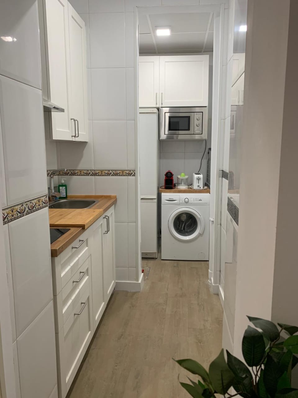 Kitchen or kitchenette, minibar, washing machine