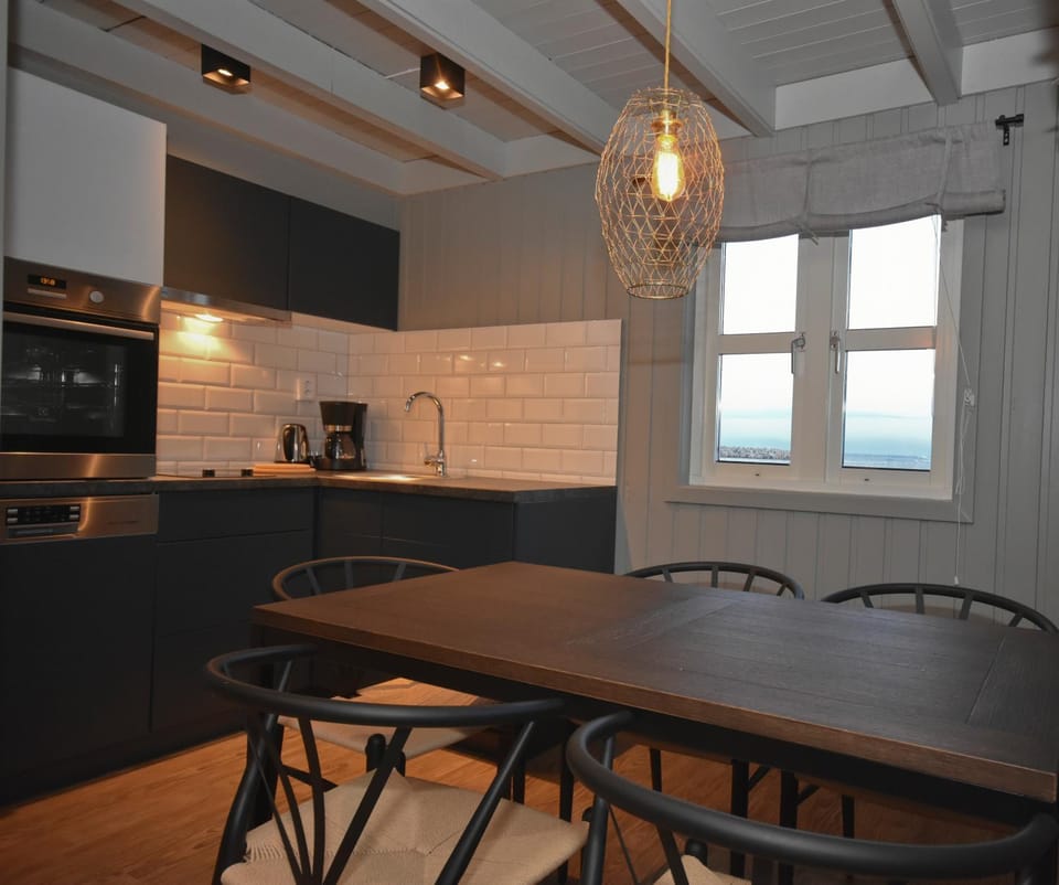 Kitchen or kitchenette, Dining area, Mountain view, Sea view