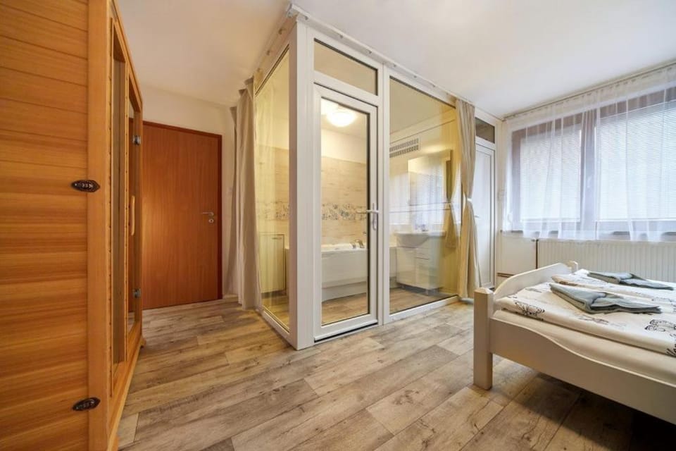 Bed, Sauna, Bathroom, towels