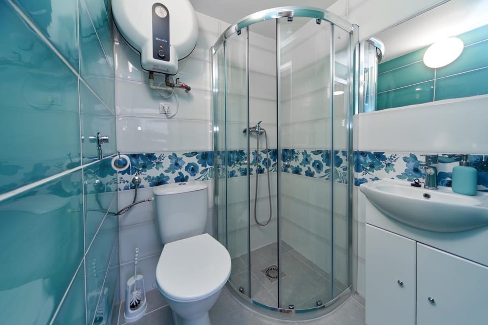 Shower, Toilet, Bathroom, towels