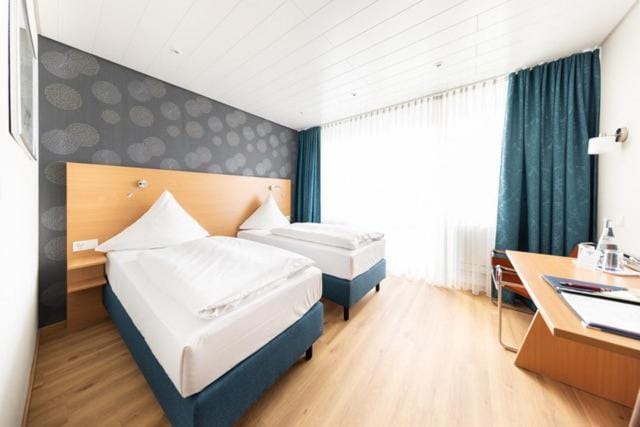 Bed, Photo of the whole room, Seating area