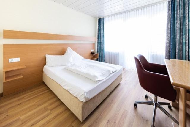 Bed, Seating area
