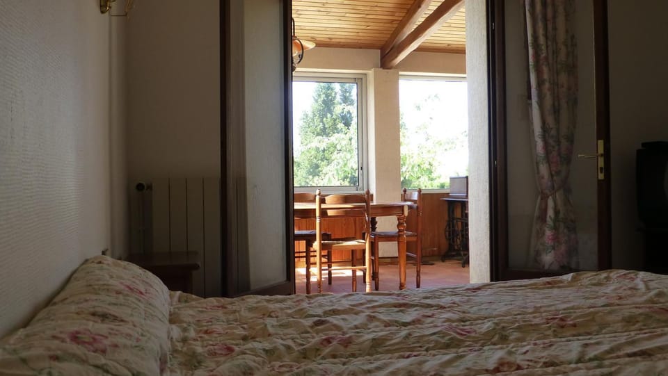 Bed, Photo of the whole room, Decorative detail, Bedroom, Garden view