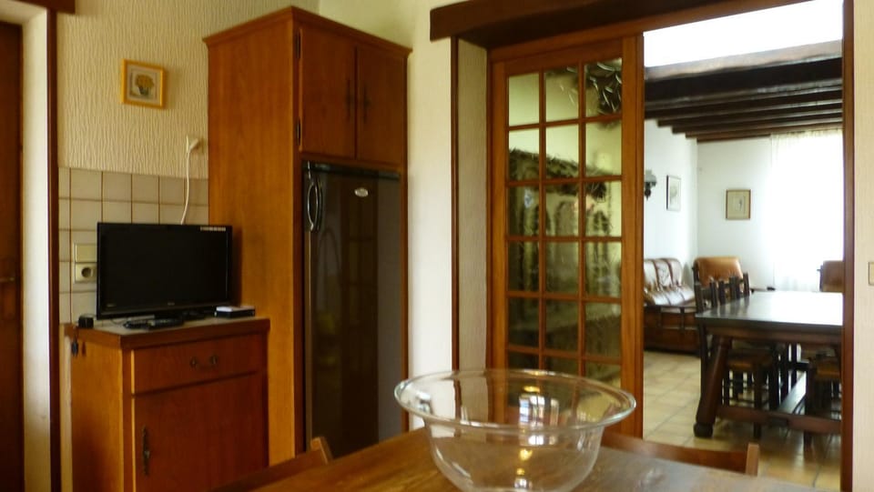 Coffee/tea facilities, Kitchen or kitchenette, Decorative detail, Dining area, Communal kitchen