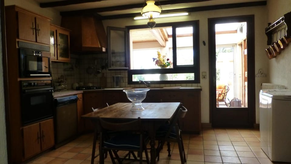 Coffee/tea facilities, Kitchen or kitchenette, Decorative detail, Dining area, Communal kitchen