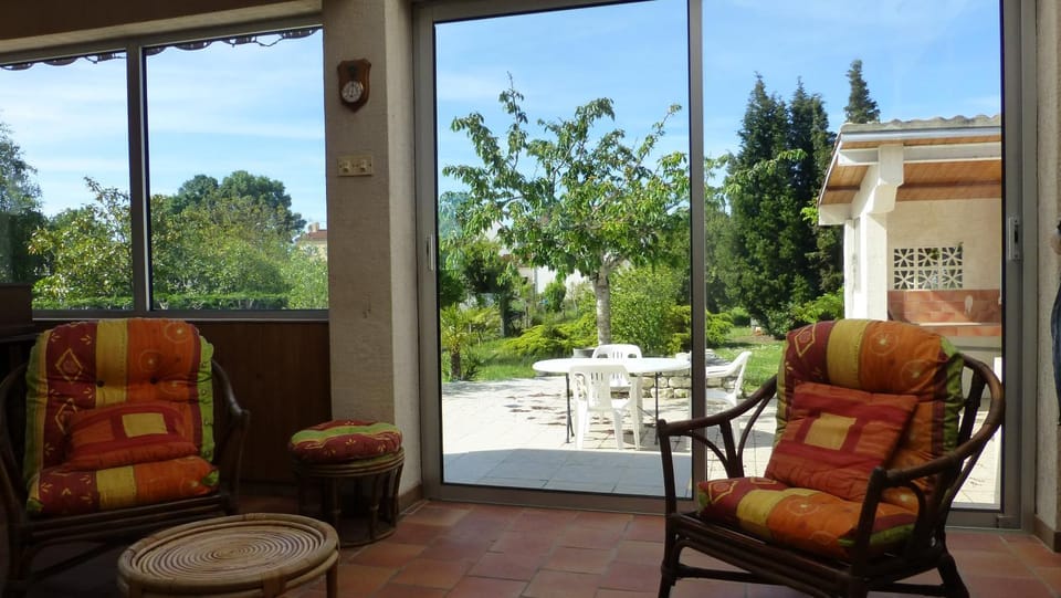 Living room, Decorative detail, Garden view
