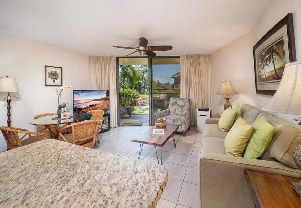 Patio, TV and multimedia, Living room, Photo of the whole room, Seating area, Dining area