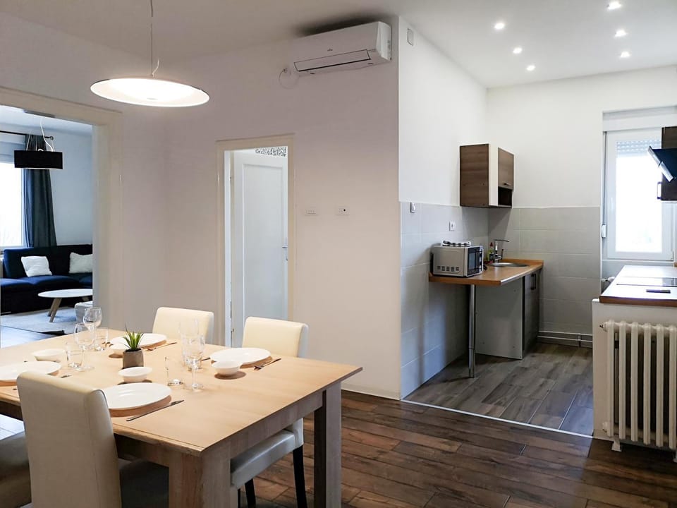 Kitchen or kitchenette, Dining area