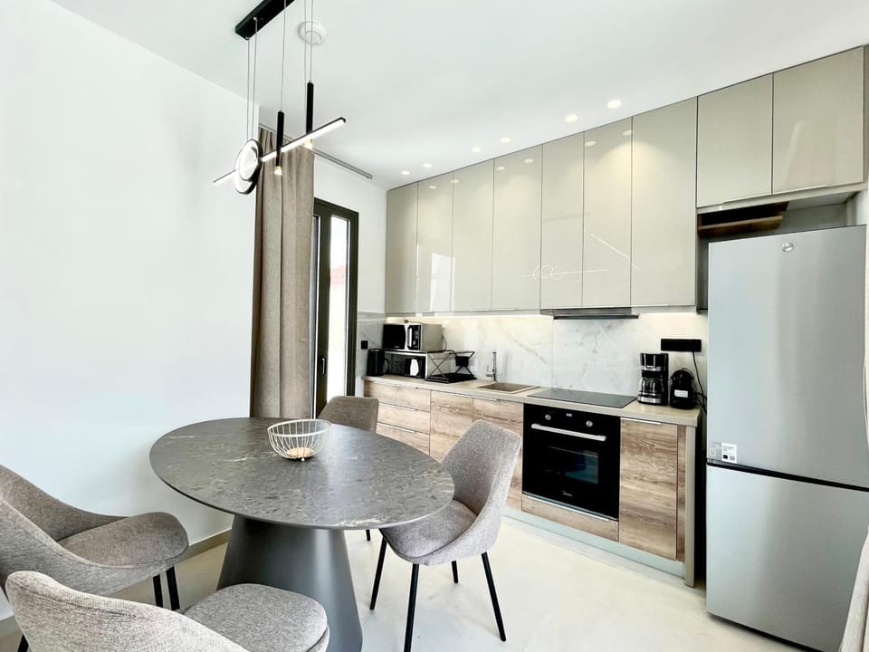 Coffee/tea facilities, Kitchen or kitchenette, Dining area, oven, toaster