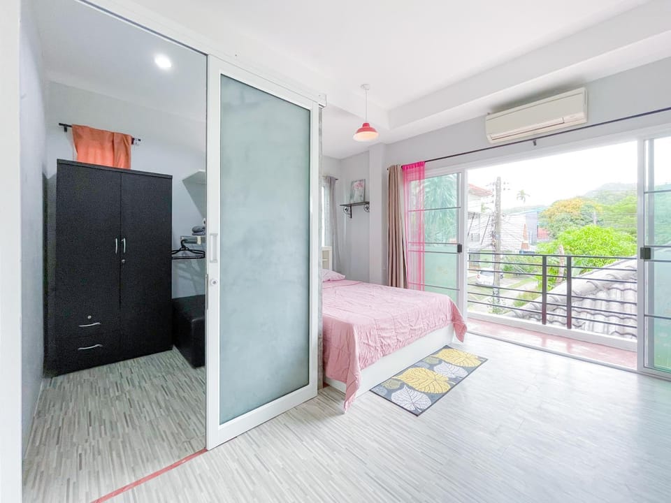Bed, Photo of the whole room, Bedroom, wardrobe, air conditioner