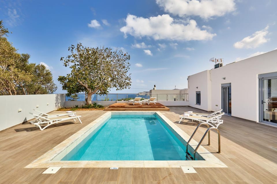 View (from property/room), Sea view, Swimming pool, sunbed