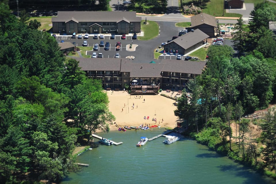 Property building, Natural landscape, Bird's eye view, Beach, Lake view
