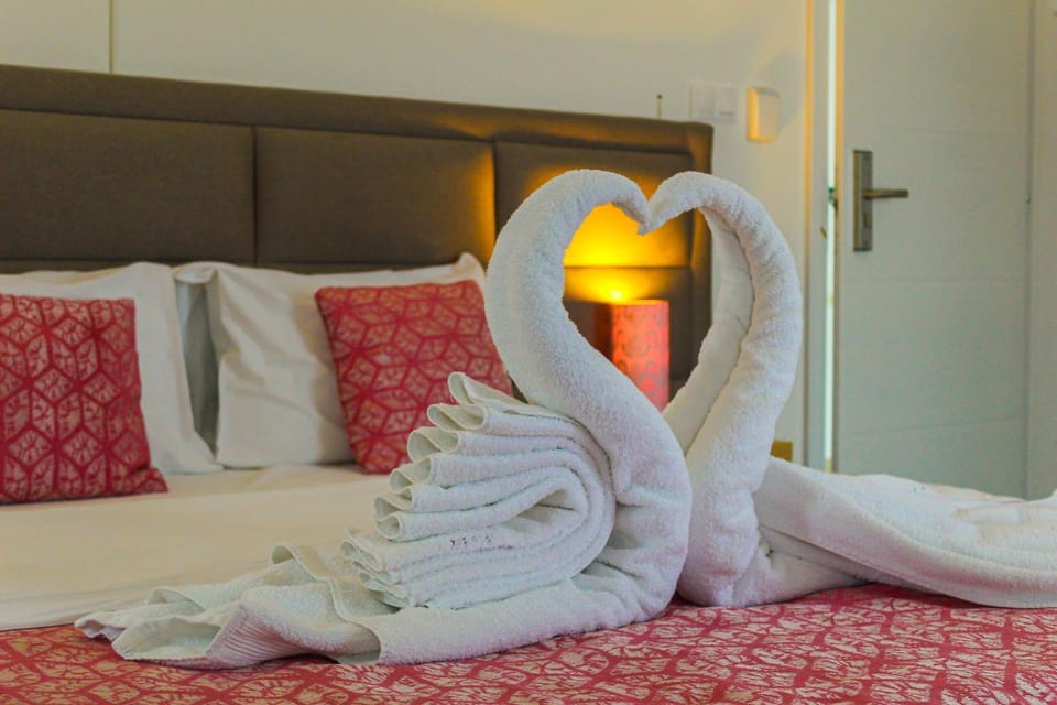 Bed, Bedroom, towels