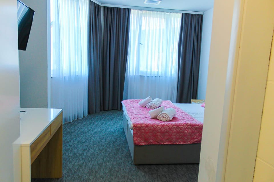 Bed, TV and multimedia, Photo of the whole room, Bedroom, towels
