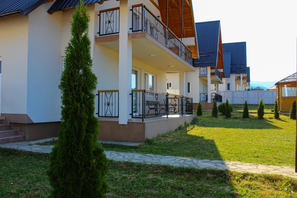 Property building, Spring, Day, Garden, Garden view