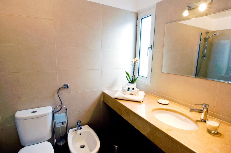 Shower, Toilet, Patio, Patio, Restaurant/places to eat, Restaurant/places to eat, Communal lounge/ TV room, Bed, BBQ facilities, BBQ facilities, Garden, Garden, Bathroom, TV and multimedia, Coffee/tea facilities, Balcony/Terrace, Balcony/Terrace, Living room, Dining area, Beach, Beach, Bedroom, On site, Pets, Pets, Garden view, Garden view, Landmark view, Landmark view, Pool view, Pool view, Supermarket/grocery shop, Swimming pool, Swimming pool, Swimming pool, young children, young children, young children, older children, older children, older children, Family, Family, Family
