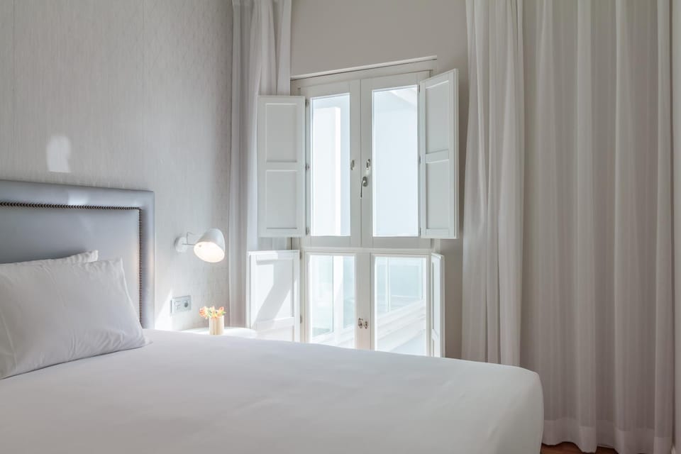 Bed, Photo of the whole room, Decorative detail, Bedroom