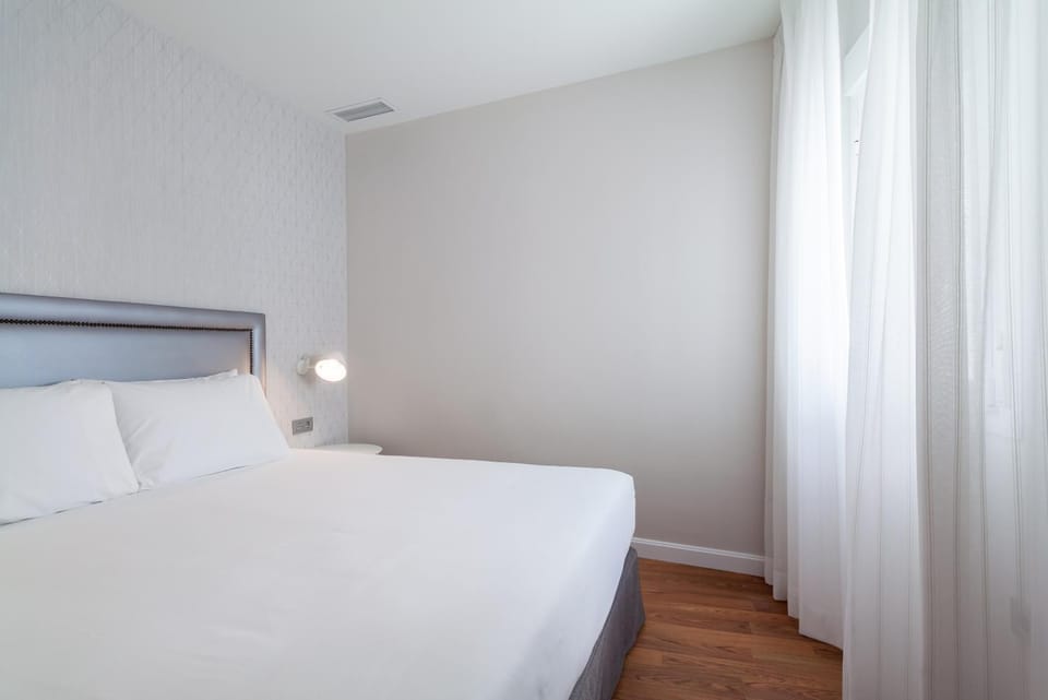 Bed, Photo of the whole room, Decorative detail, Bedroom