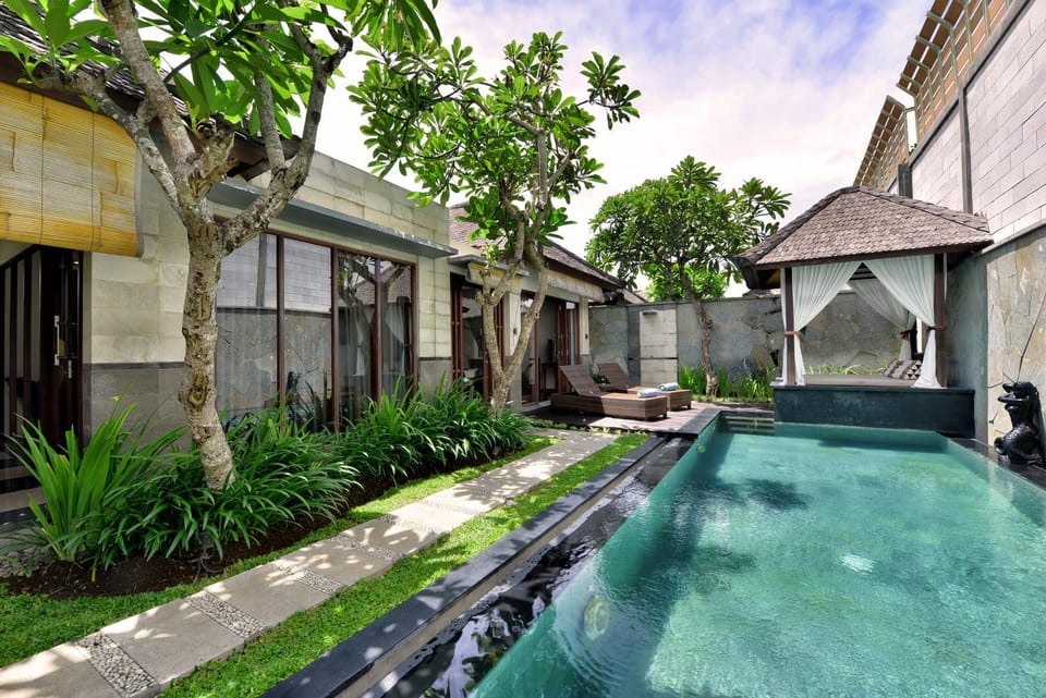 Day, Swimming pool