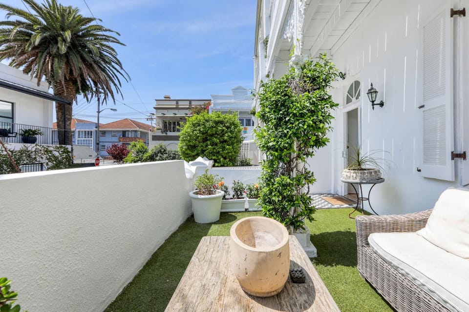 Property building, Patio, Balcony/Terrace, Seating area